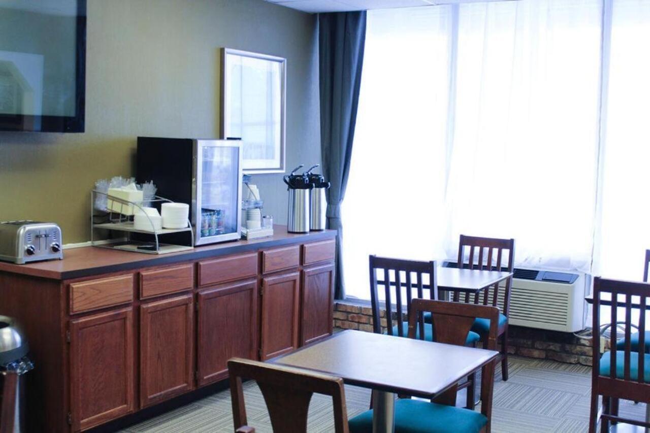แทรเวลลอดจ์ บาย วินด์แฮม เซนส์วิลล์ Motel ภายนอก รูปภาพ